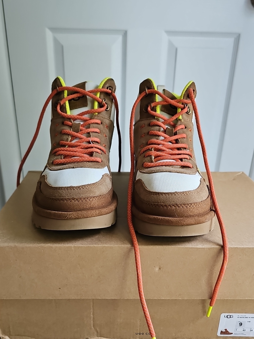 Women's Size 9 UGG Lace Up Boots